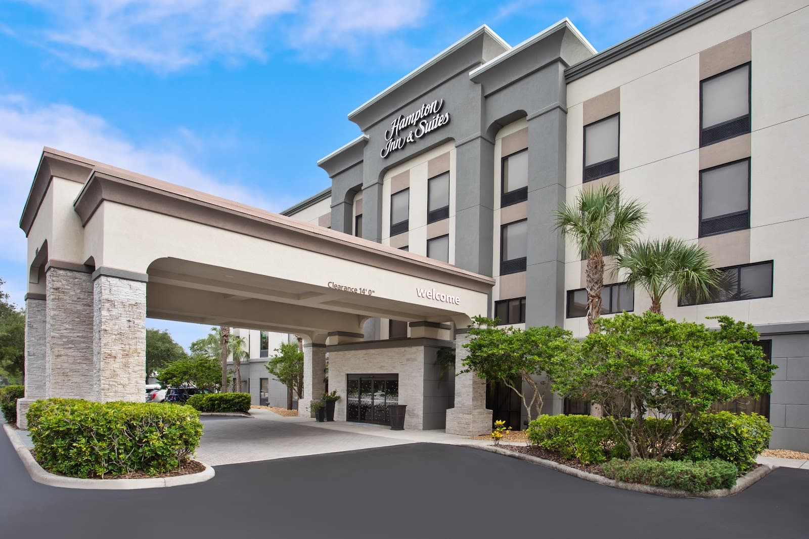 Hampton Inn & Suites Tampa East Seffner entrance