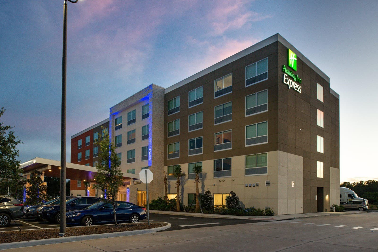 Pool and building at Holiday Inn Express Orlando South Park