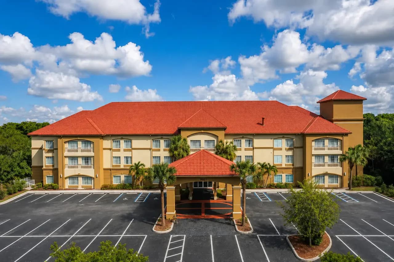 Stay Well Inn & Suites Fort Myers — photograph 1