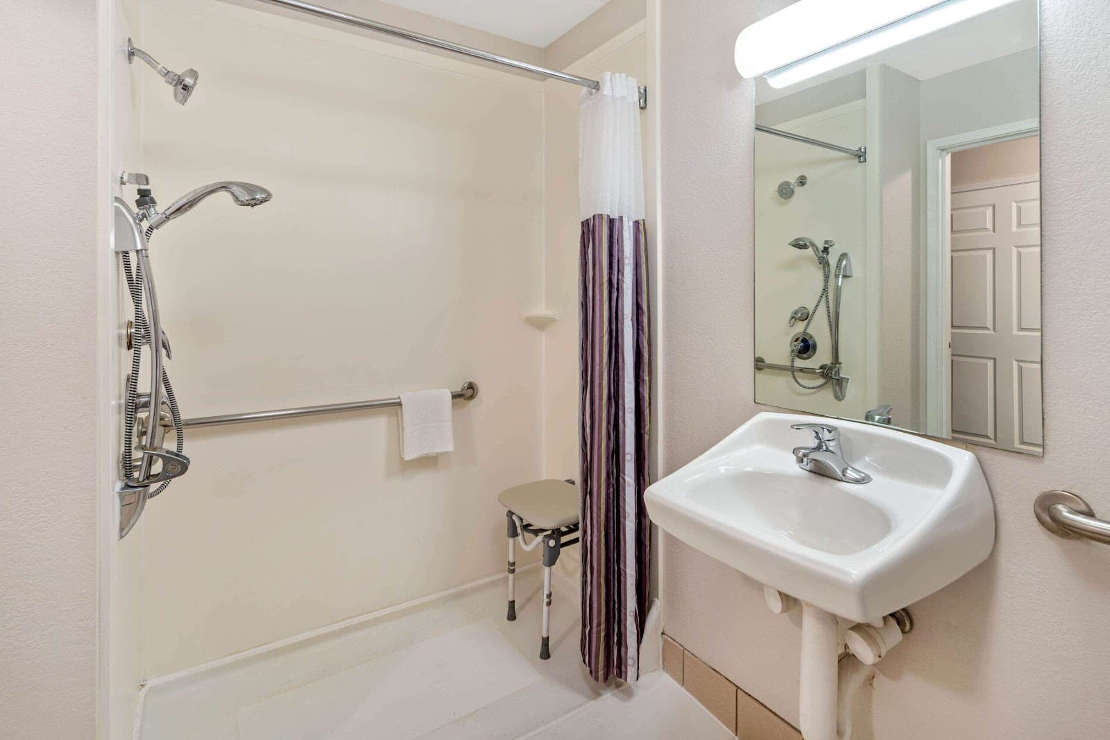 Stay Well Inn & Suites Fort Myers — photograph 4
